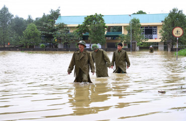 Công an xã An Hòa Thịnh dầm mình giúp dân trong mưa lũ